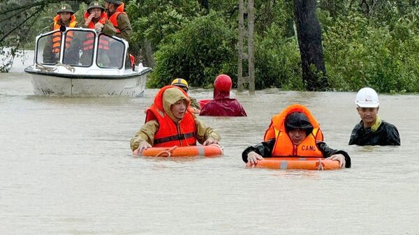 Bão số 10: Công an Thanh Hóa cứu nhiều người ra khỏi vùng nguy hiểm do mưa lũ - Sputnik Việt Nam