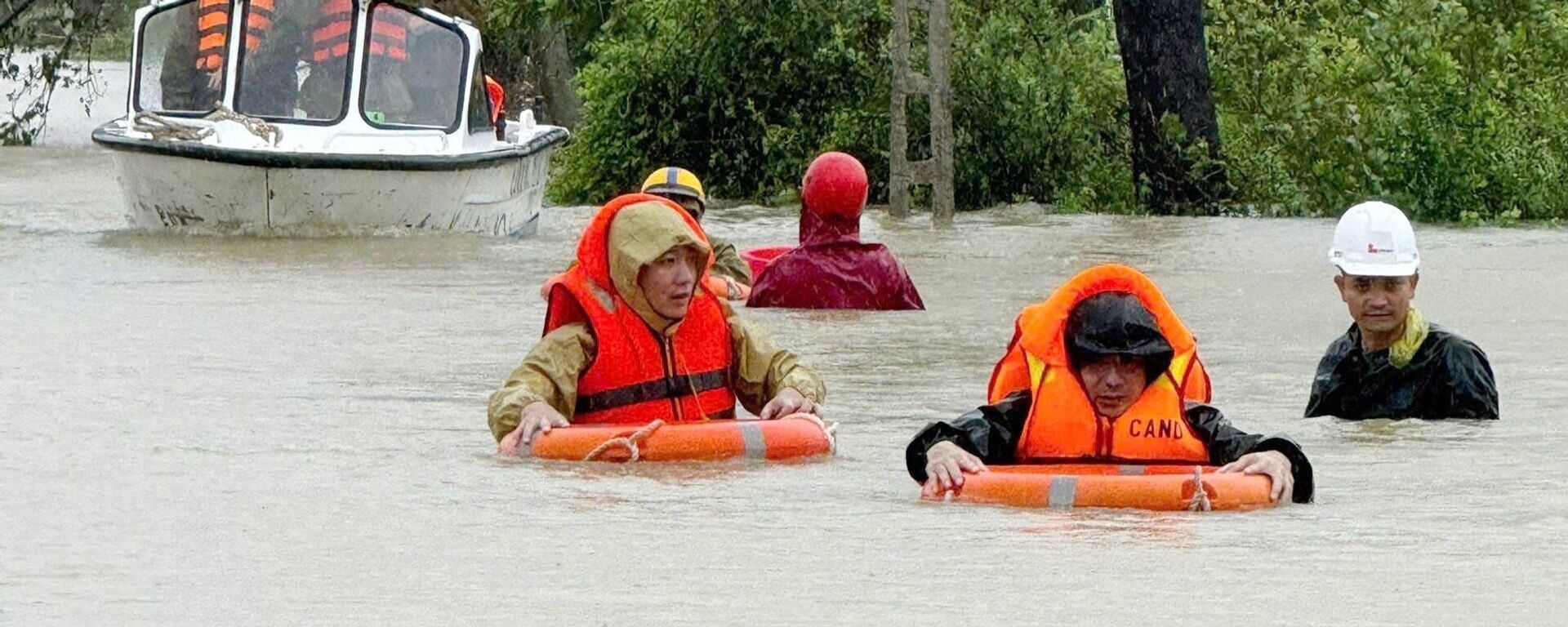 Bão số 10: Công an Thanh Hóa cứu nhiều người ra khỏi vùng nguy hiểm do mưa lũ - Sputnik Việt Nam, 1920, 08.10.2025