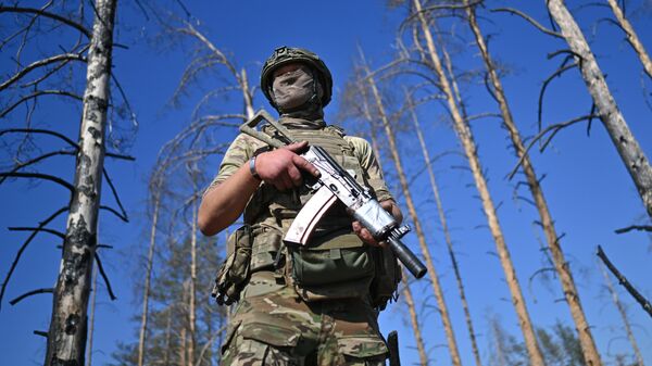 Một hoạt động chiến đấu của phi hành đoàn máy bay không người lái FPV thuộc nhóm Tây của Nga theo hướng Krasnyi Lyman  của chiến dịch quân sự đặc biệt - Sputnik Việt Nam