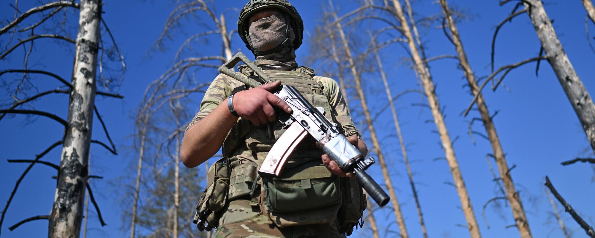 Một hoạt động chiến đấu của phi hành đoàn máy bay không người lái FPV thuộc nhóm Tây của Nga theo hướng Krasnyi Lyman  của chiến dịch quân sự đặc biệt - Sputnik Việt Nam, 1920, 21.10.2025