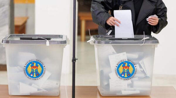 Bỏ phiếu tại một điểm bỏ phiếu cho cư dân Transnistria trong cuộc bầu cử quốc hội - Sputnik Việt Nam