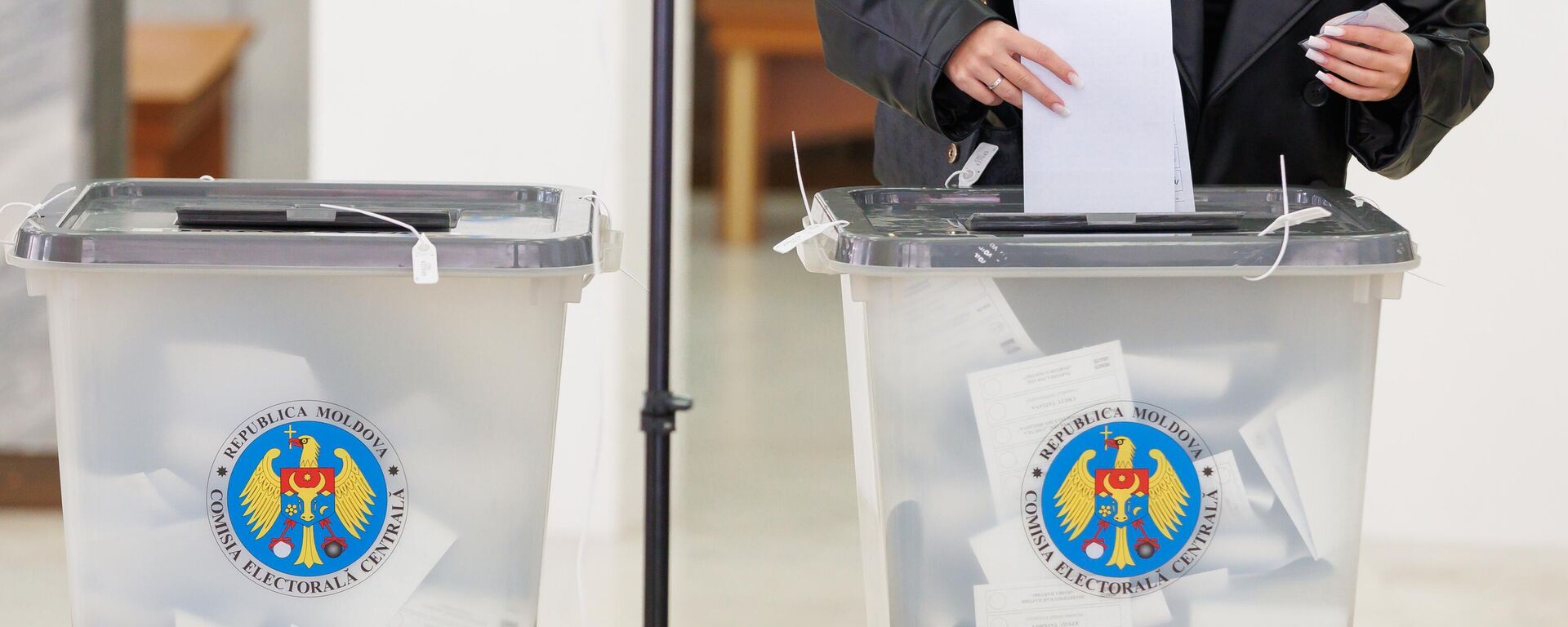 Bỏ phiếu tại một điểm bỏ phiếu cho cư dân Transnistria trong cuộc bầu cử quốc hội - Sputnik Việt Nam, 1920, 30.09.2025