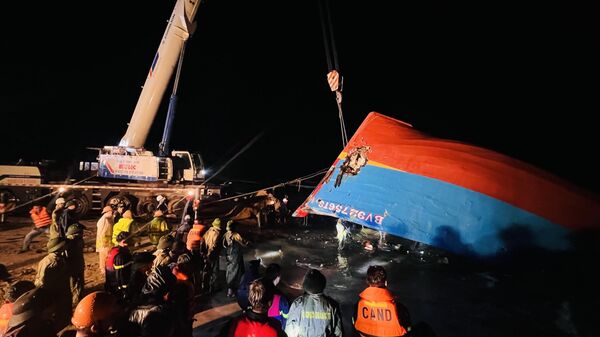 Trục vớt tàu chìm để tìm kiếm thuyền viên mất tích trong đêm - Sputnik Việt Nam