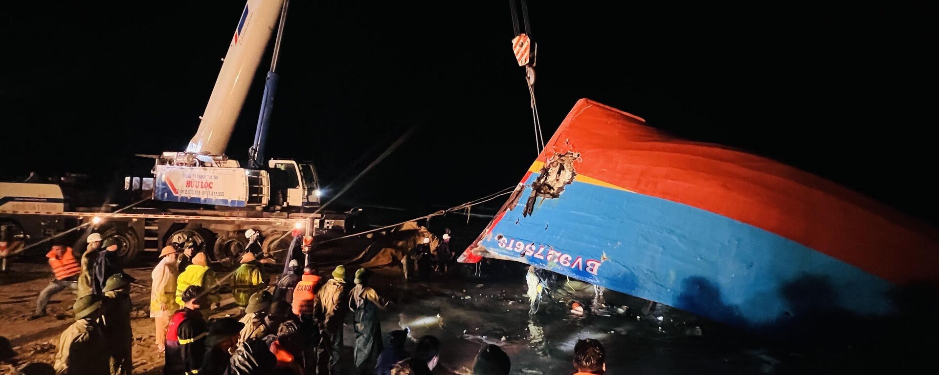 Trục vớt tàu chìm để tìm kiếm thuyền viên mất tích trong đêm - Sputnik Việt Nam, 1920, 30.09.2025