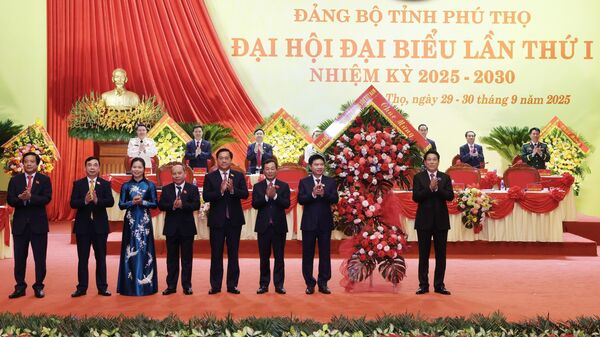 Chủ tịch nước Lương Cường tặng hoa chúc mừng Đảng bộ tỉnh Phú Thọ
 - Sputnik Việt Nam