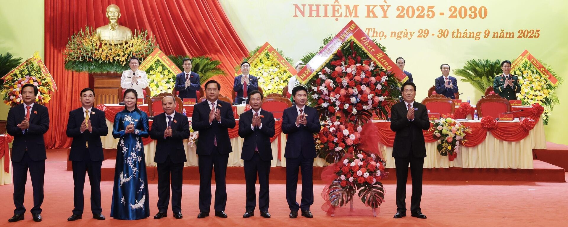 Chủ tịch nước Lương Cường tặng hoa chúc mừng Đảng bộ tỉnh Phú Thọ
 - Sputnik Việt Nam, 1920, 30.09.2025