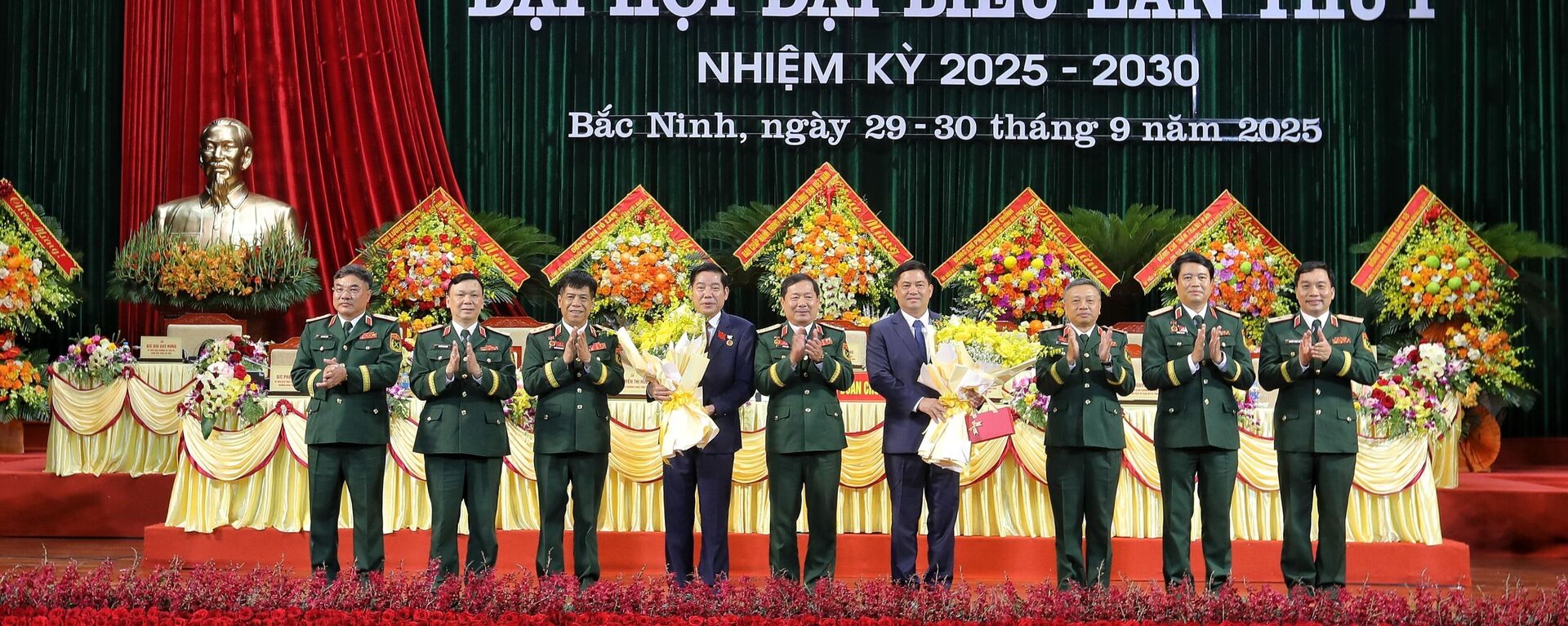 Đại diện Bộ Quốc phòng tặng hoa đồng chí. Nguyễn Văn Gấu nhận nhiệm vụ mới và chúc mừng Thượng tướng Nguyễn Hồng Thái làm tân Bí thư Tỉnh ủy Bắc Ninh
 - Sputnik Việt Nam, 1920, 30.09.2025