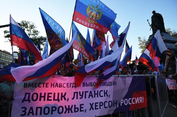 Người dân tham dự một cuộc mít tinh và hòa nhạc kỷ niệm việc sáp nhập Cộng hòa Nhân dân Donetsk (LNR), Cộng hòa Nhân dân Donetsk (DNR), và các tỉnh Kherson và Zaporozhye vào Nga tại Vườn Ekaterina ở Simferopol. Đêm 30 tháng 9, Tổng thống Nga Vladimir Putin đã công nhận nền độc lập của các tỉnh Kherson và Zaporozhye. Cũng trong ngày 30 tháng 9, lễ ký kết đã được tổ chức tại Điện Kremlin để ký các hiệp ước gia nhập Nga cho 4 vùng lãnh thổ mới - Cộng hòa Nhân dân Donetsk và Lugansk, cũng như các tỉnh Kherson và Zaporozhye. - Sputnik Việt Nam