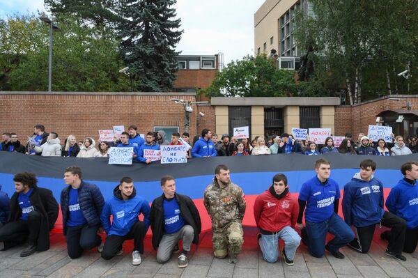 Các thành viên của hiệp hội &quot;Đội cận vệ trẻ của nước Nga thống nhất&quot; tổ chức mít tinh kỷ niệm Ngày Thống nhất với các khu vực mới gần Lãnh sự quán Hoa Kỳ tại Moskva. - Sputnik Việt Nam