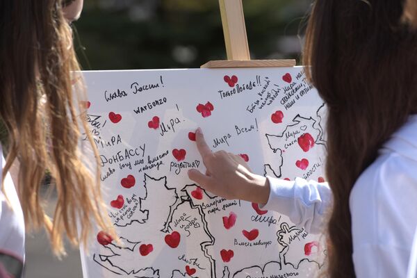 Các nhà hoạt động của Phong trào Đầu tiên tại sự kiện ở Donetsk nhân Ngày Thống nhất Cộng hòa Nhân dân Donetsk (DNR), Cộng hòa Nhân dân Lugansk (LNR), tỉnh Zaporozhye và tỉnh Kherson với Nga. Trong khuôn khổ chương trình, các nhà hoạt động sẽ mời người qua đường để lại dấu vân tay hình trái tim bằng màu vẽ trên một tấm vải bạt mô tả bản đồ DNR. Ngày 30 tháng 9 là ngày kỷ niệm thống nhất Cộng hòa Nhân dân Donetsk, Cộng hòa Nhân dân Lugansk, tỉnh Zaporozhye và tỉnh Kherson với Liên bang Nga tại Nga. Ngày kỷ niệm này được luật liên bang ấn định là ngày 28 tháng 9 năm 2023. - Sputnik Việt Nam