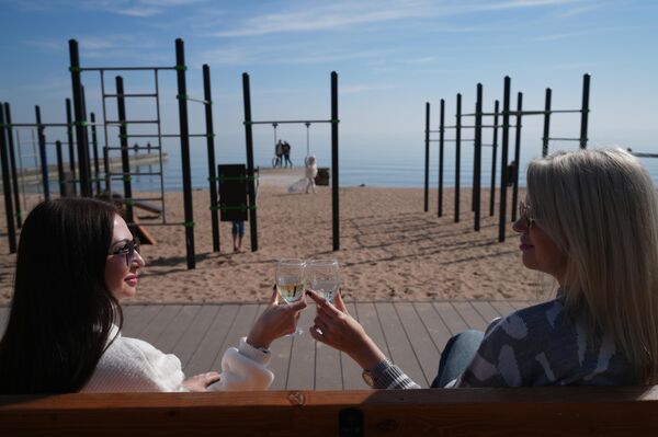 Phụ nữ trên bãi biển ở Mariupol. - Sputnik Việt Nam