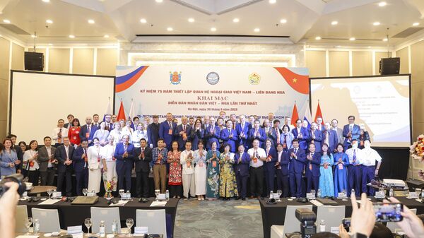 Các đại biểu chụp ảnh kỷ niệm tại Diễn đàn Nhân dân Việt - Nga lần thứ nhất  - Sputnik Việt Nam