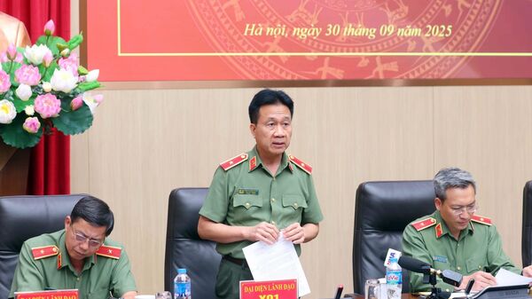 Thiếu tướng Phạm Quang Tuyển, Phó Cục trưởng Cục Tổ chức cán bộ, Bộ Công an trả lời câu hỏi của phóng viên các cơ quan thông tấn, báo chí
 - Sputnik Việt Nam