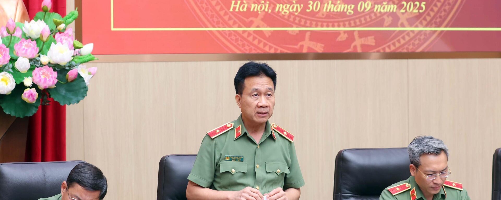 Thiếu tướng Phạm Quang Tuyển, Phó Cục trưởng Cục Tổ chức cán bộ, Bộ Công an trả lời câu hỏi của phóng viên các cơ quan thông tấn, báo chí
 - Sputnik Việt Nam, 1920, 30.09.2025