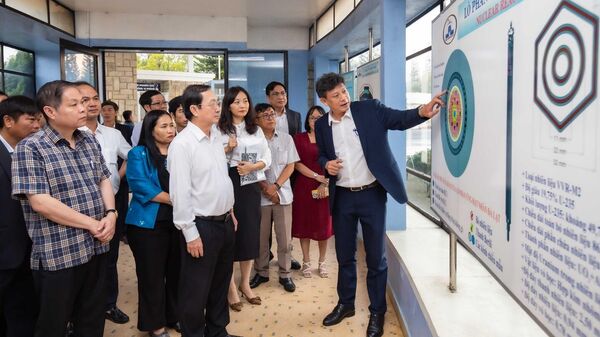 TS Cao Đông Vũ (áo vest xanh), Viện trưởng Viện Nghiên cứu hạt nhân Đà Lạt, giới thiệu về Lò phản ứng hạt nhân Đà Lạt. - Sputnik Việt Nam