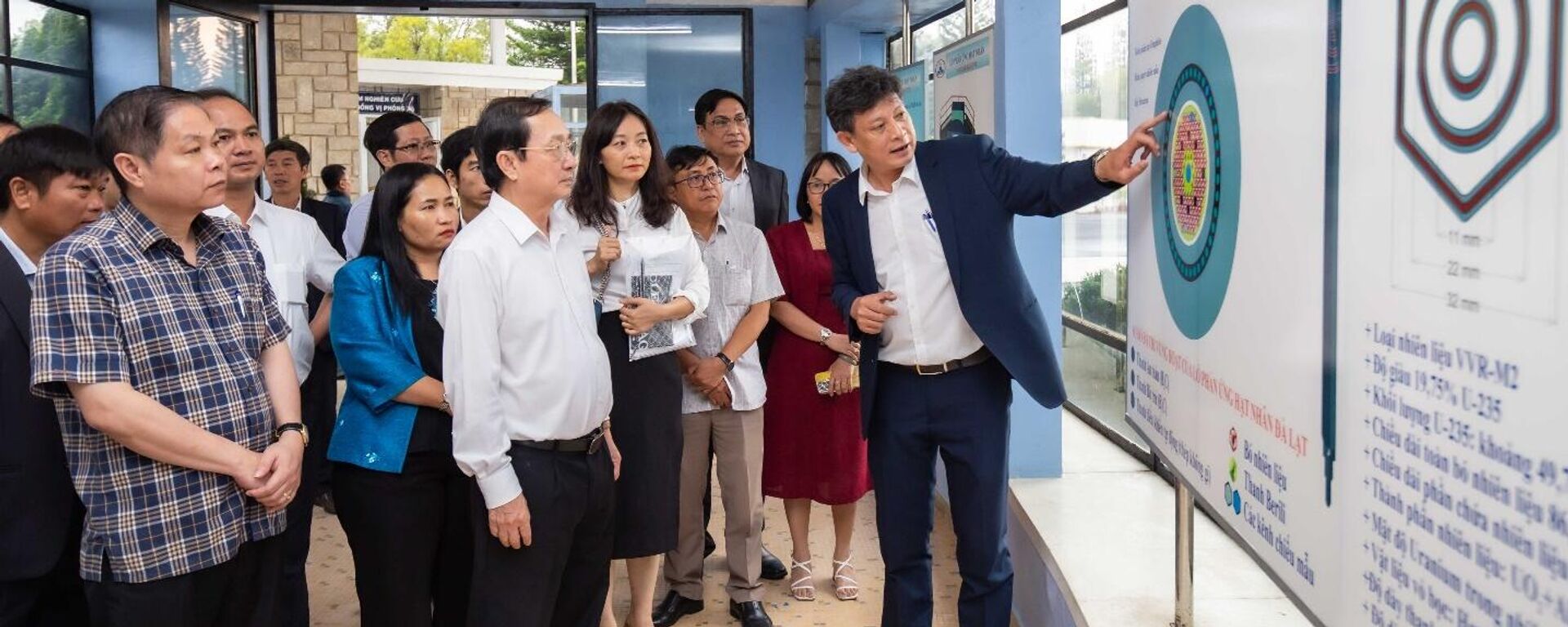 TS Cao Đông Vũ (áo vest xanh), Viện trưởng Viện Nghiên cứu hạt nhân Đà Lạt, giới thiệu về Lò phản ứng hạt nhân Đà Lạt. - Sputnik Việt Nam, 1920, 30.09.2025