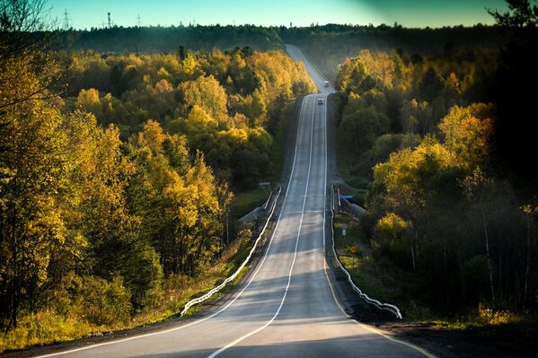 Dòng xe lưu thông trên Đường cao tốc Liên bang Baikal P268 ở Cộng hòa Buryatia - Sputnik Việt Nam