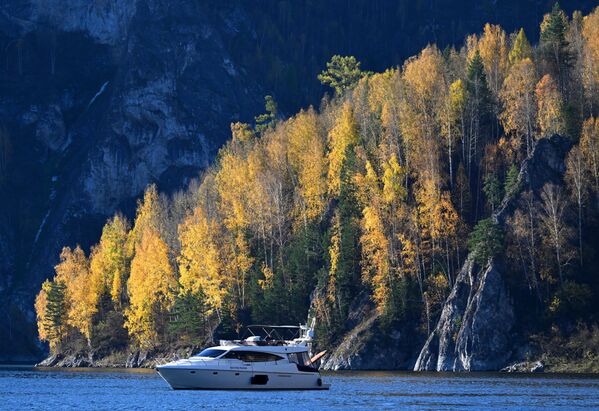 Du thuyền lướt sóng trên vịnh Biryusa thuộc hồ chứa Krasnoyarsk, sông Yenisei - Sputnik Việt Nam