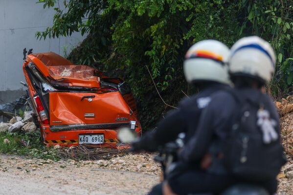 Chiếc xe bị đè bẹp bởi lở đất sau trận động đất tại Thành phố Cebu, Philippines - Sputnik Việt Nam