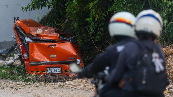 Chiếc xe bị đè bẹp bởi lở đất sau trận động đất tại Thành phố Cebu, Philippines - Sputnik Việt Nam