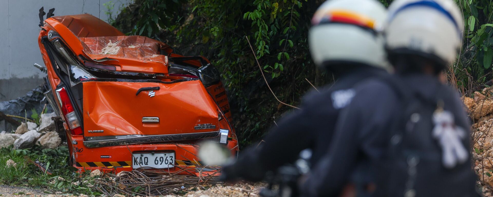 Chiếc xe bị đè bẹp bởi lở đất sau trận động đất tại Thành phố Cebu, Philippines - Sputnik Việt Nam, 1920, 01.10.2025