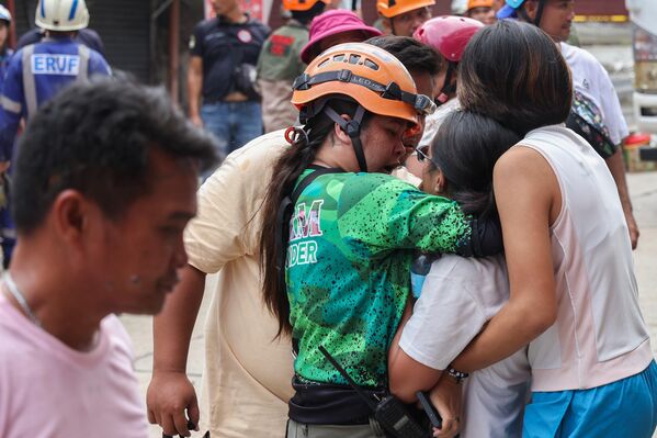 Người thân của nạn nhân bất tỉnh sau trận động đất tại Thành phố Bogo, Cebu, Philippines - Sputnik Việt Nam