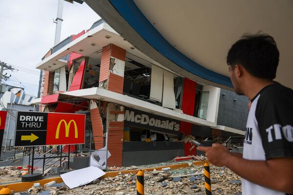 Nhà hàng thức ăn nhanh bị phá hủy sau trận động đất tại Thành phố Bogo, Cebu, Philippines - Sputnik Việt Nam
