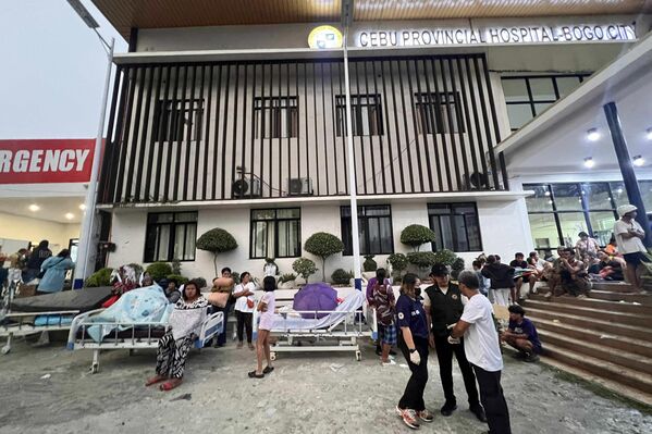 Các nạn nhân bên ngoài Bệnh viện Tỉnh Cebu ở Thành phố Bogo sau trận động đất mạnh tại Philippines - Sputnik Việt Nam