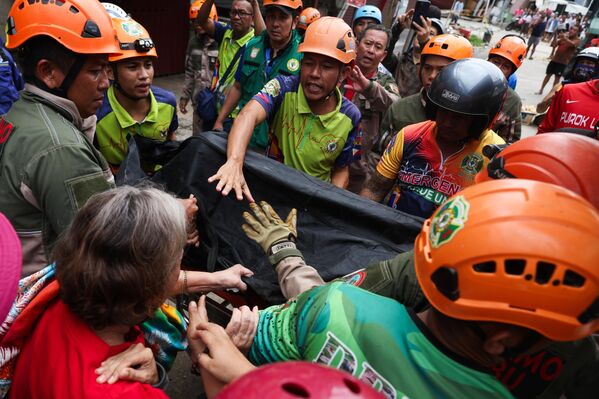 Người thân đau buồn khi Lực lượng cứu hộ khiêng thi thể nạn nhân đã chết sau trận động đất tại Thành phố Bogo, Cebu, Philippines - Sputnik Việt Nam