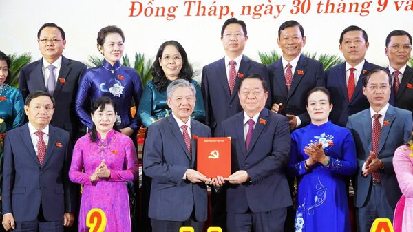 Đồng chí Nguyễn Trọng Nghĩa (thứ ba, từ phải sang), Ủy viên Bộ Chính trị, Bí thư Trung ương Đảng, Trưởng Ban Tuyên giáo và Dân vận Trung ương trao quyết định cho tân Bí thư Tỉnh ủy Đồng Tháp Ngô Chí Cường
 - Sputnik Việt Nam