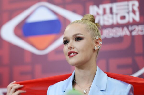 Nastya Kravchenko (Belarus) trả lời câu hỏi của các nhà báo trong buổi họp báo của các thí sinh cuộc thi âm nhạc quốc tế Intervision tại Trung tâm Đổi mới Sáng tạo Skolkovo ở Moskva. - Sputnik Việt Nam