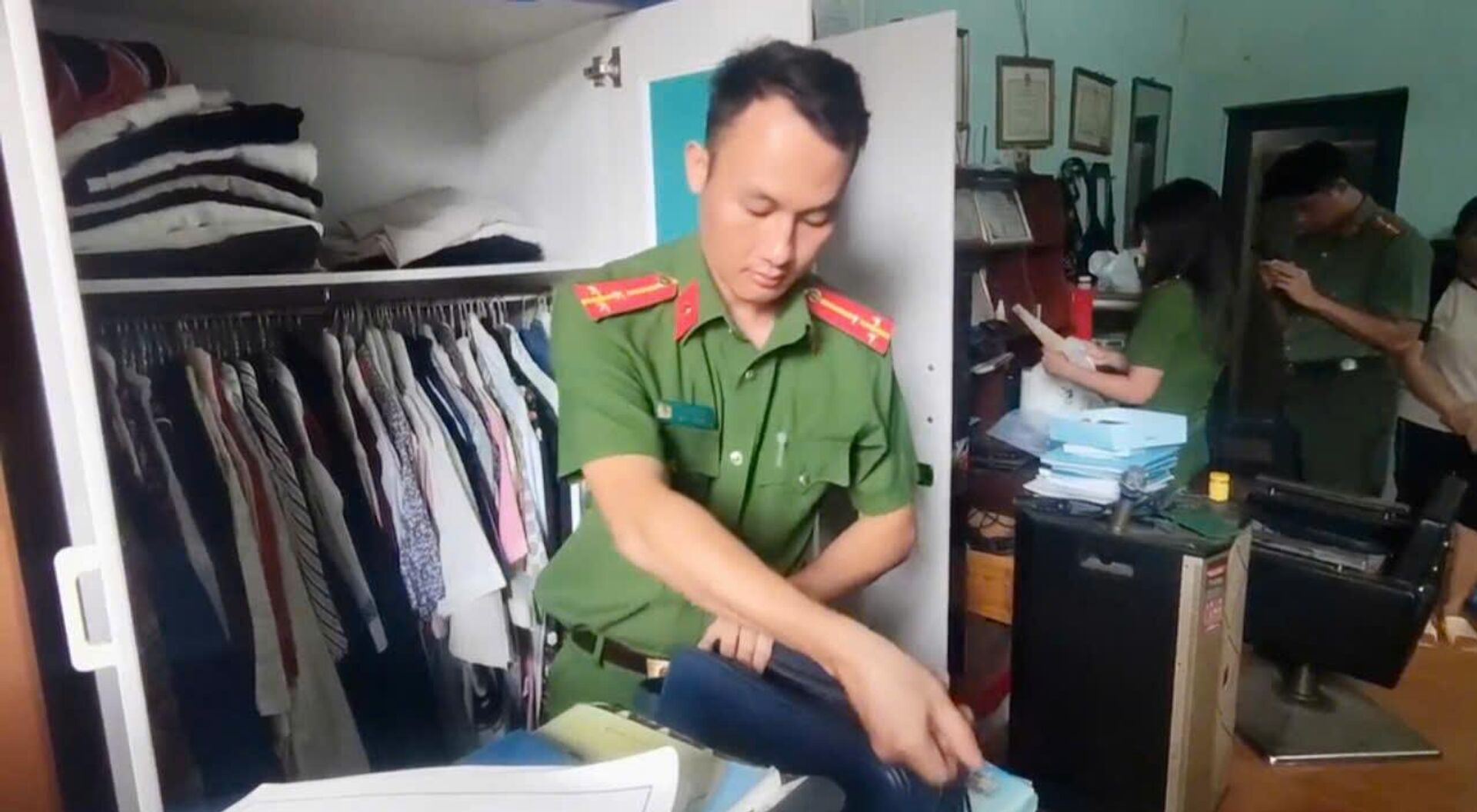 Lực lượng Công an khám xét chỗ ở của Tuân - Sputnik Việt Nam, 1920, 01.10.2025