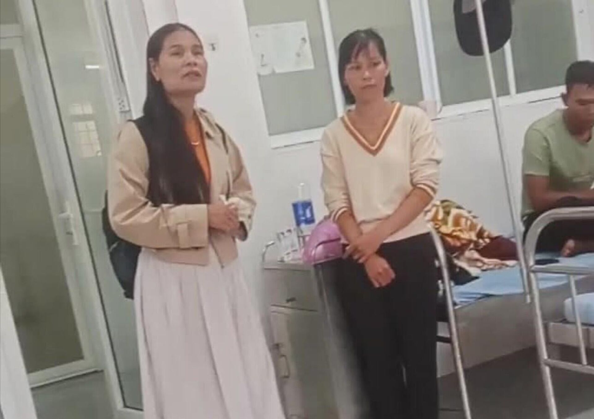 Bà Đỗ Thị Hồng Huế bị phụ huynh tẩy chay khi đến thăm học sinh bị ngộ độc tại bệnh viện. - Sputnik Việt Nam, 1920, 01.10.2025