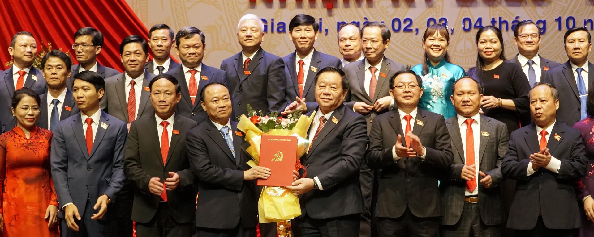 Đồng chí Nguyễn Trọng Nghĩa, Ủy viên Bộ Chính trị, Bí thư Trung ương Đảng, Trưởng Ban Tuyên giáo và Dân vận Trung ương, trao quyết định của Bộ Chính trị chỉ định đồng chí Thái Đại Ngọc tham gia Ban Chấp hành, giữ chức Bí thư Tỉnh ủy Gia Lai nhiệm kỳ 2025-2030
 - Sputnik Việt Nam, 1920, 03.10.2025