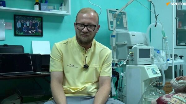 Người lính Nga bị thương xách cánh tay đứt lìa vào phòng mổ khiến các bác sĩ sửng sốt - Sputnik Việt Nam