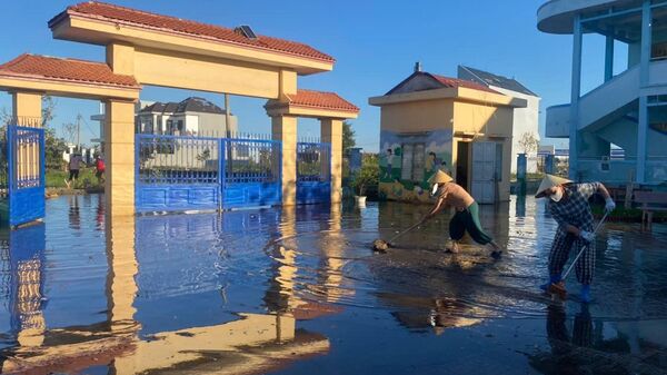 Nhân viên một trường học tại Thanh Hóa đang dọn vệ sinh sau bão
 - Sputnik Việt Nam
