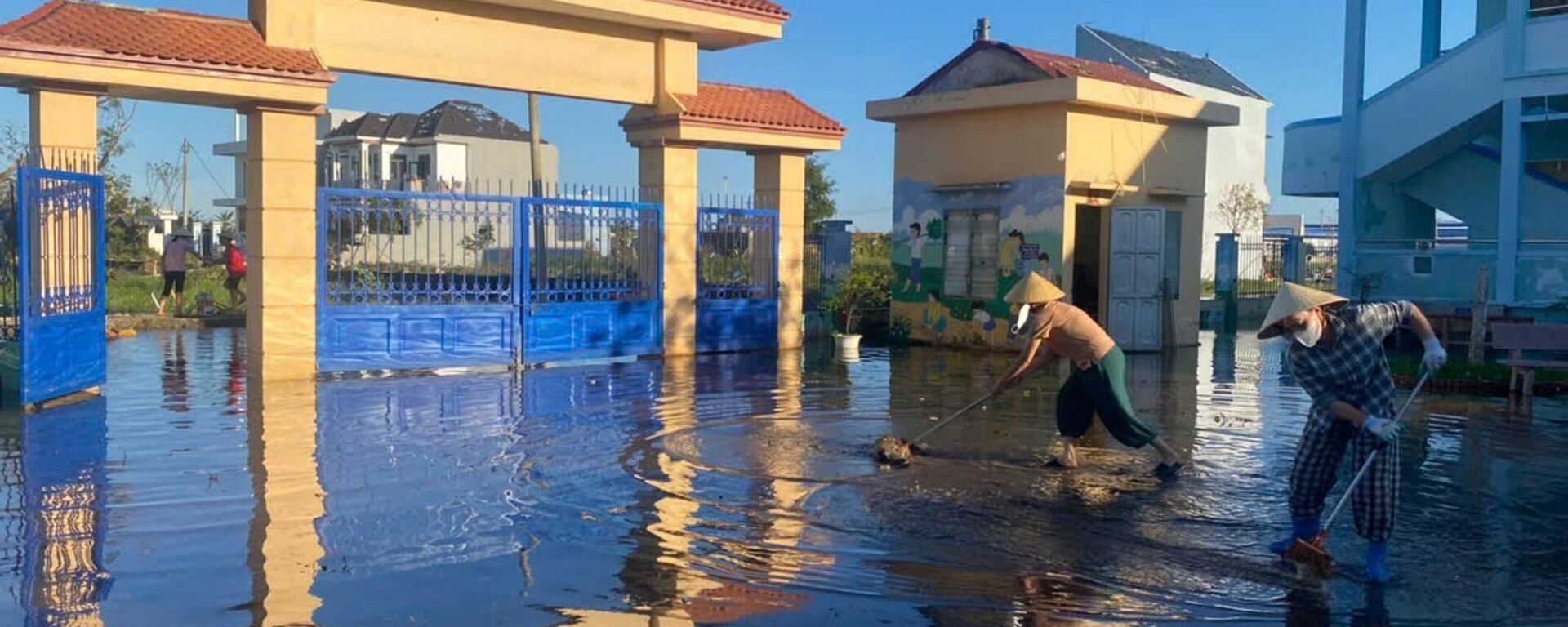 Nhân viên một trường học tại Thanh Hóa đang dọn vệ sinh sau bão
 - Sputnik Việt Nam, 1920, 03.10.2025
