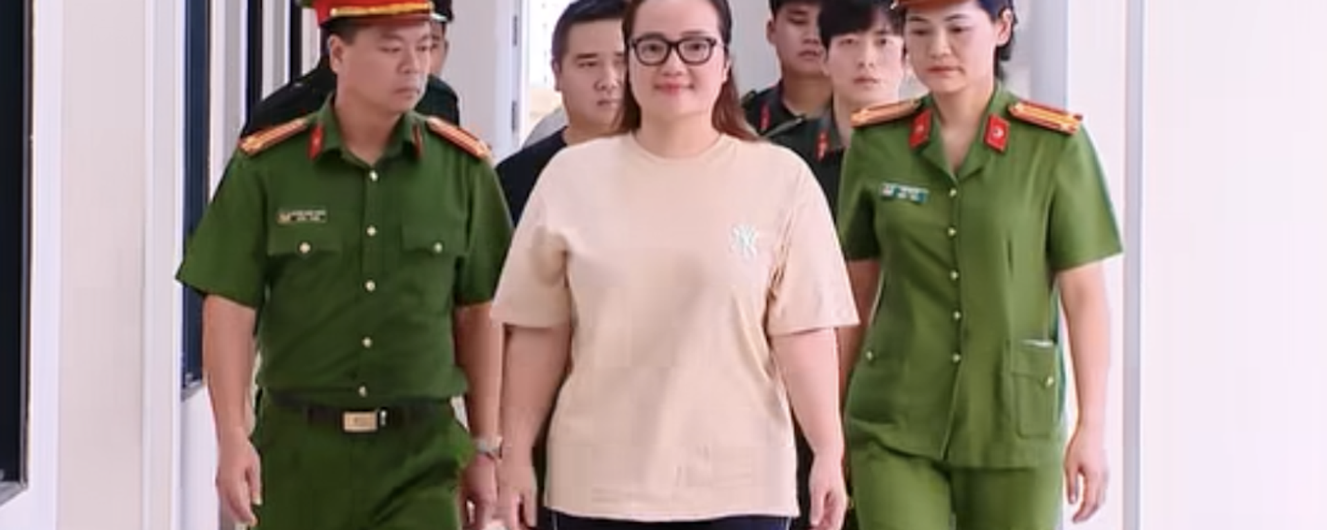 Bà Hoàng Thị Hường tại cơ quan công an - Sputnik Việt Nam, 1920, 04.10.2025