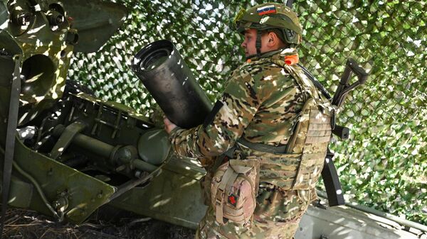 Công tác chiến đấu của kíp pháo binh Giatsint-B thuộc Cụm lực lượng Trung tâm của Nga trên hướng Krasnoarmeysk của chiến dịch quân sự đặc biệt - Sputnik Việt Nam