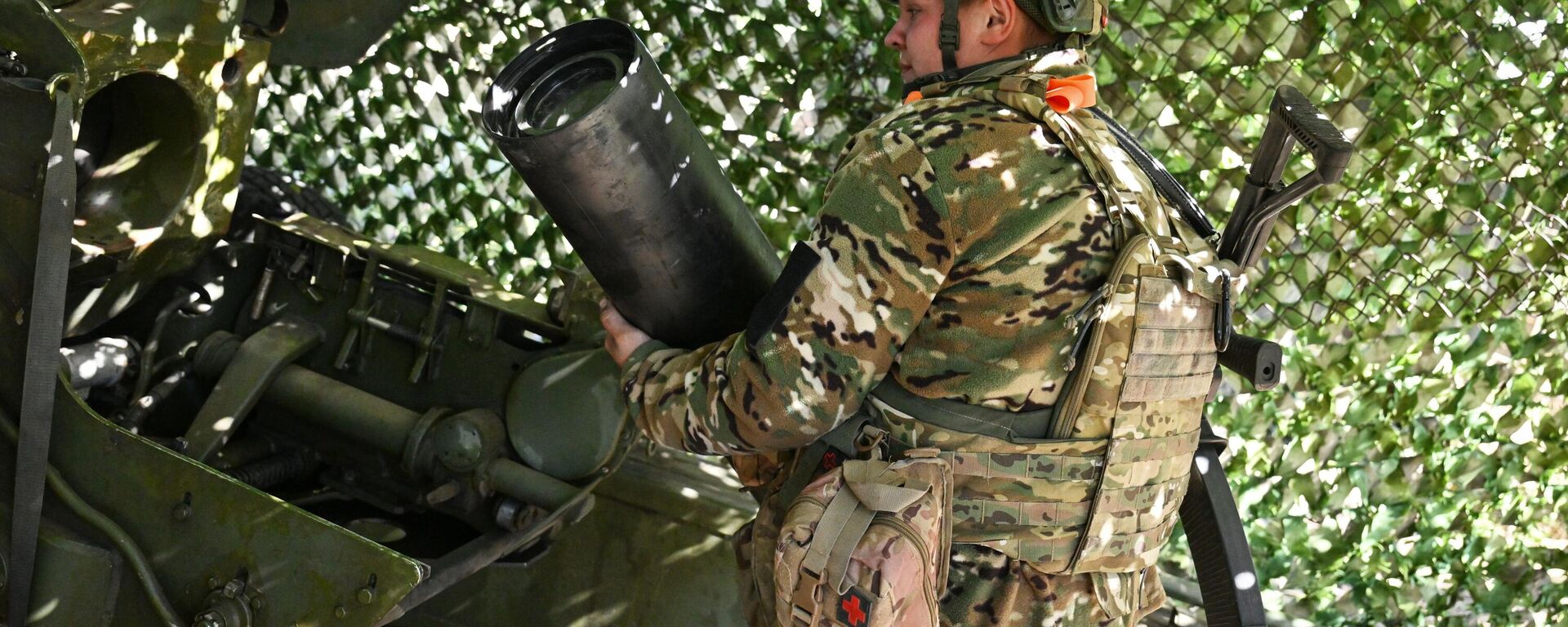 Công tác chiến đấu của kíp pháo binh Giatsint-B thuộc Cụm lực lượng Trung tâm của Nga trên hướng Krasnoarmeysk của chiến dịch quân sự đặc biệt - Sputnik Việt Nam, 1920, 04.10.2025