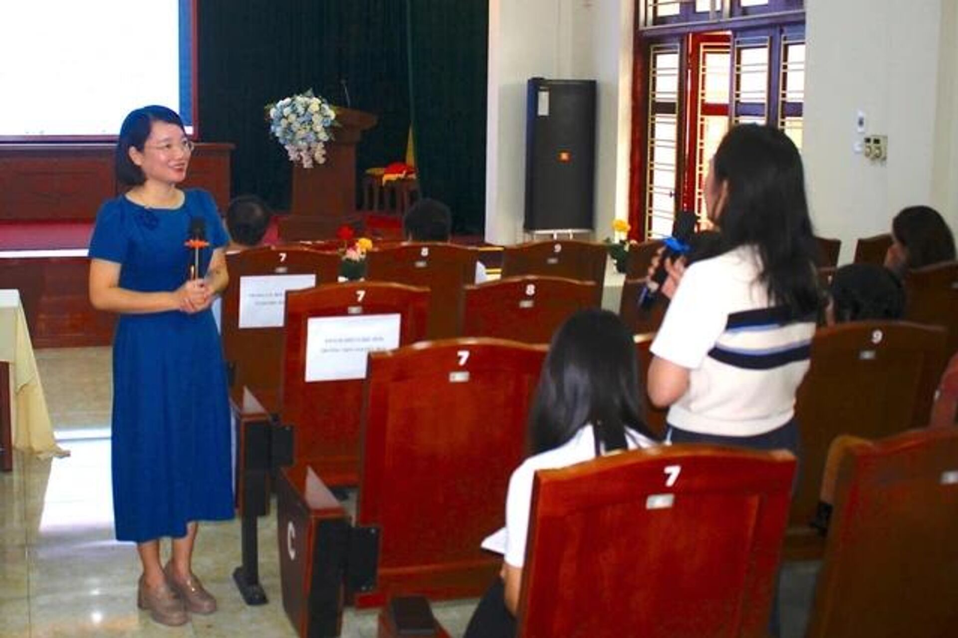 TS Lương Thị Hiền, Phó trưởng khoa Ngữ văn (Trường ĐH Sư phạm Hà Nội), cùng các cán bộ, giáo viên trao đổi kinh nghiệm thực tiễn tại hội thảo - Sputnik Việt Nam, 1920, 04.10.2025