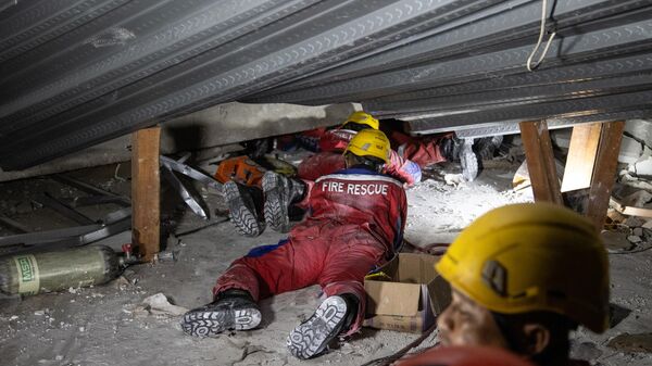 Cơ quan Tìm kiếm và Cứu nạn Quốc gia Indonesia đang tìm kiếm những người sống sót trong tòa nhà bị sập của Trường nội trú Hồi giáo Al-Hozini ở Indonesia - Sputnik Việt Nam