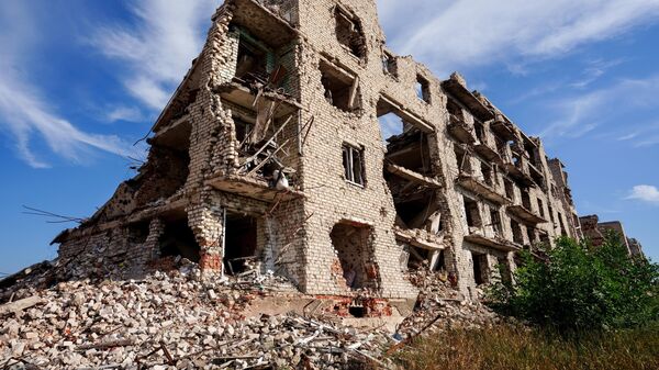 Một tòa nhà ở Maryinka thuộc Cộng hòa Nhân dân Donetsk bị phá hủy do cuộc pháo kích của Lực lượng vũ trang Ukraina - Sputnik Việt Nam