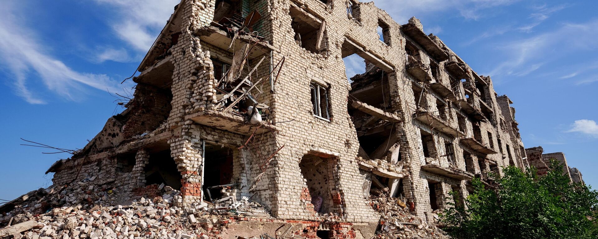 Một tòa nhà ở Maryinka thuộc Cộng hòa Nhân dân Donetsk bị phá hủy do cuộc pháo kích của Lực lượng vũ trang Ukraina - Sputnik Việt Nam, 1920, 05.10.2025
