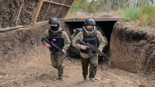 Một kíp xe hệ thống tên lửa phòng không Tor-M2 đang làm nhiệm vụ chiến đấu cùng nhóm quân sự Dnepr của Nga tại khu vực tác chiến quân sự đặc biệt - Sputnik Việt Nam