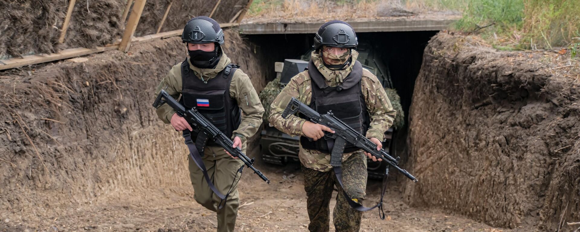 Một kíp xe hệ thống tên lửa phòng không Tor-M2 đang làm nhiệm vụ chiến đấu cùng nhóm quân sự Dnepr của Nga tại khu vực tác chiến quân sự đặc biệt - Sputnik Việt Nam, 1920, 14.10.2025