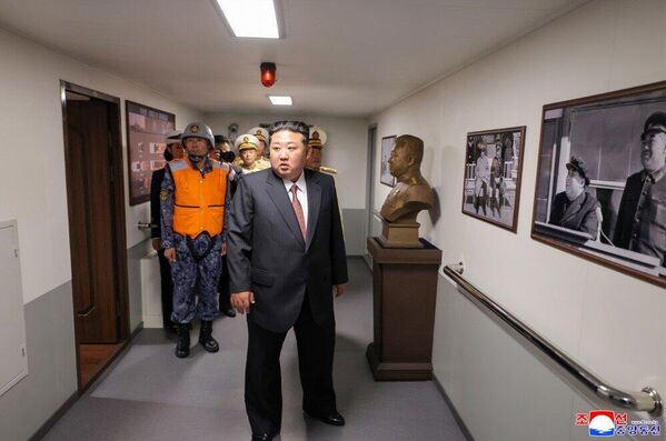 Ông Kim Jong Un kiểm tra bên trong tàu khu trục Choe Hyon. - Sputnik Việt Nam