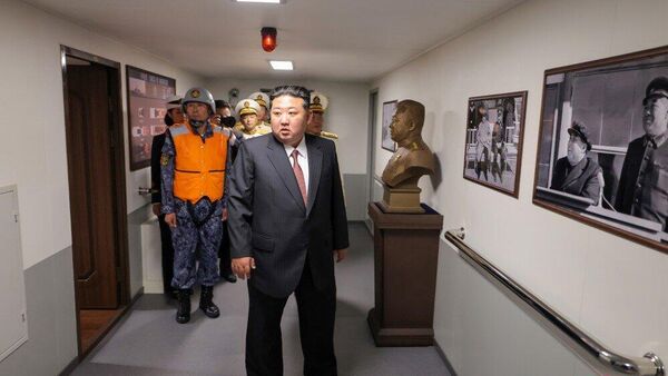 Ông Kim Jong Un kiểm tra bên trong tàu khu trục Choe Hyon. - Sputnik Việt Nam