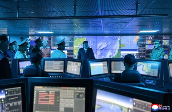 Ông Kim Jong Un kiểm tra bên trong tàu khu trục Choe Hyon. - Sputnik Việt Nam