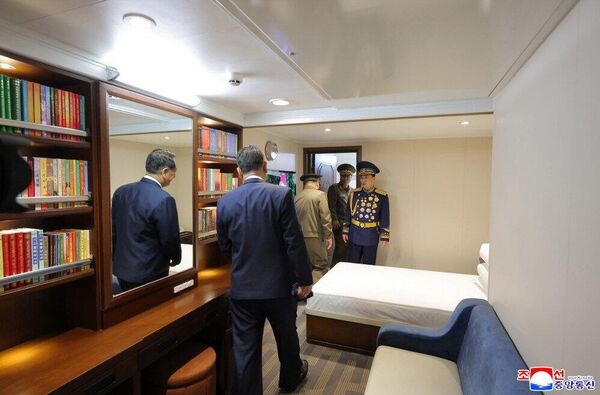 Ông Kim Jong Un kiểm tra bên trong tàu khu trục Choe Hyon. - Sputnik Việt Nam